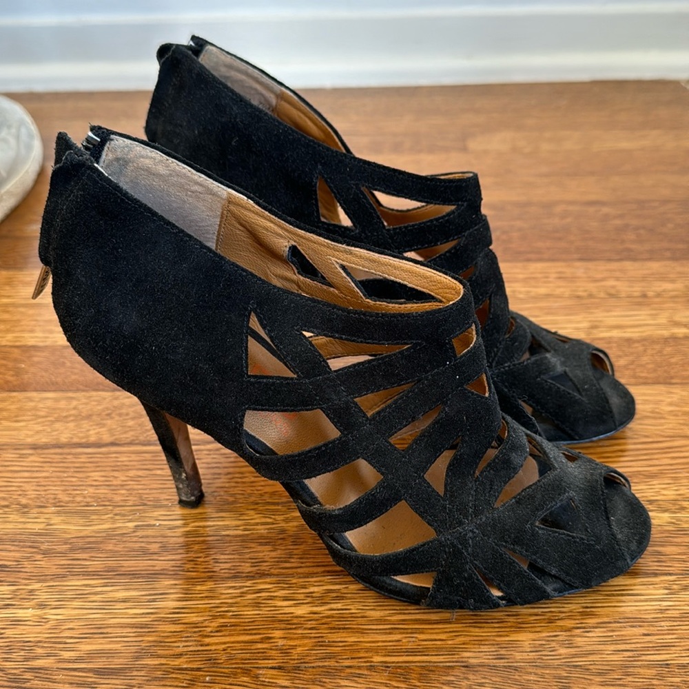 KORS Michael Kors- cut out ankle bootie w back Zip- Size 7 1/2
